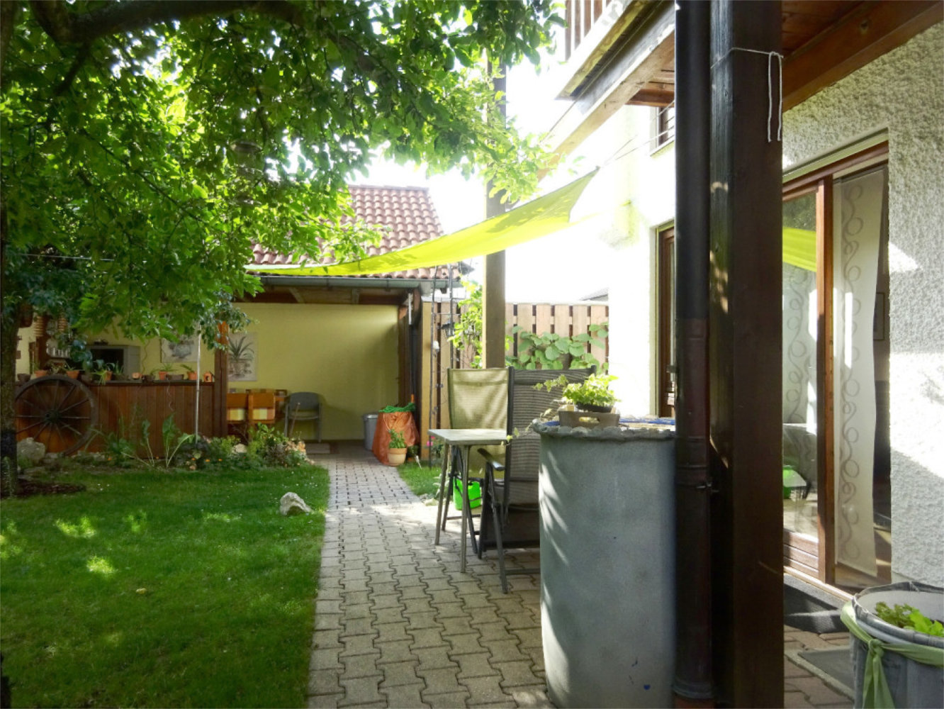 Gepflegter Garten mit Freisitz und Sitzbereich im Grünen, Doppelhaushälfte in Altötting, Zeltsperger Immobilien.