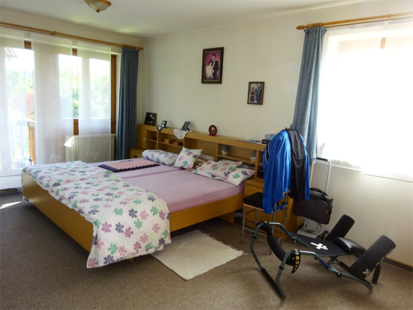 Schlafzimmer mit Doppelbett und großem Fenster, Doppelhaushälfte in Altötting, Zeltsperger Immobilien.