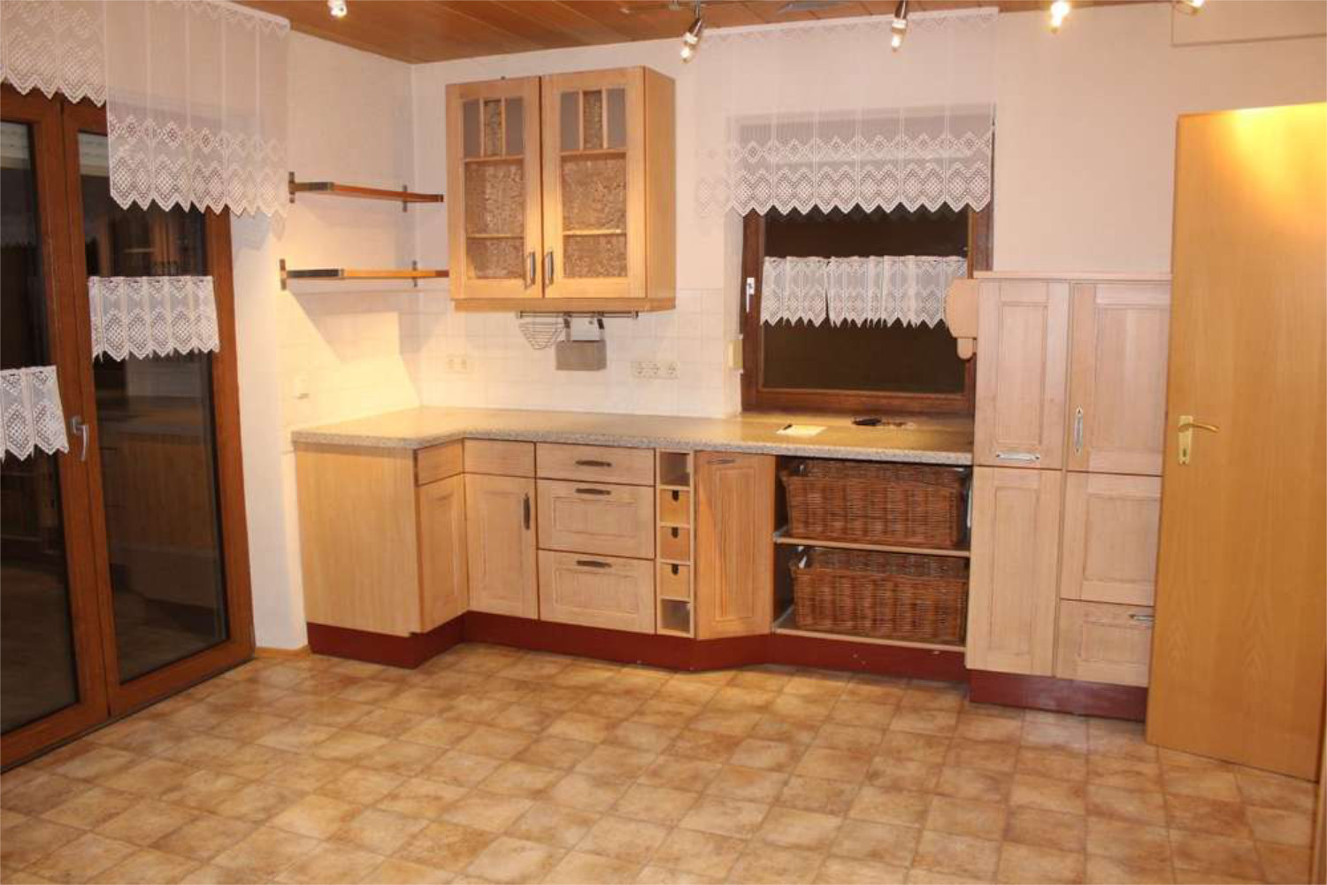 Küche mit Holzfronten und Einbaumöbeln im Eigenheim in Hart, Zeltsperger Immobilien.
