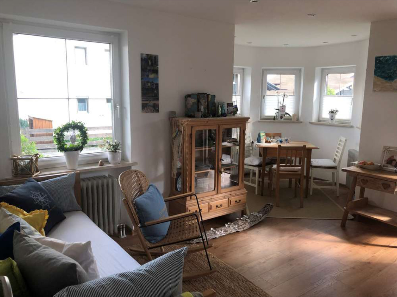 Sonniges Wohnzimmer mit Essbereich und Holzfußboden, Erdgeschosswohnung in Bad Endorf, Zeltsperger Immobilien.