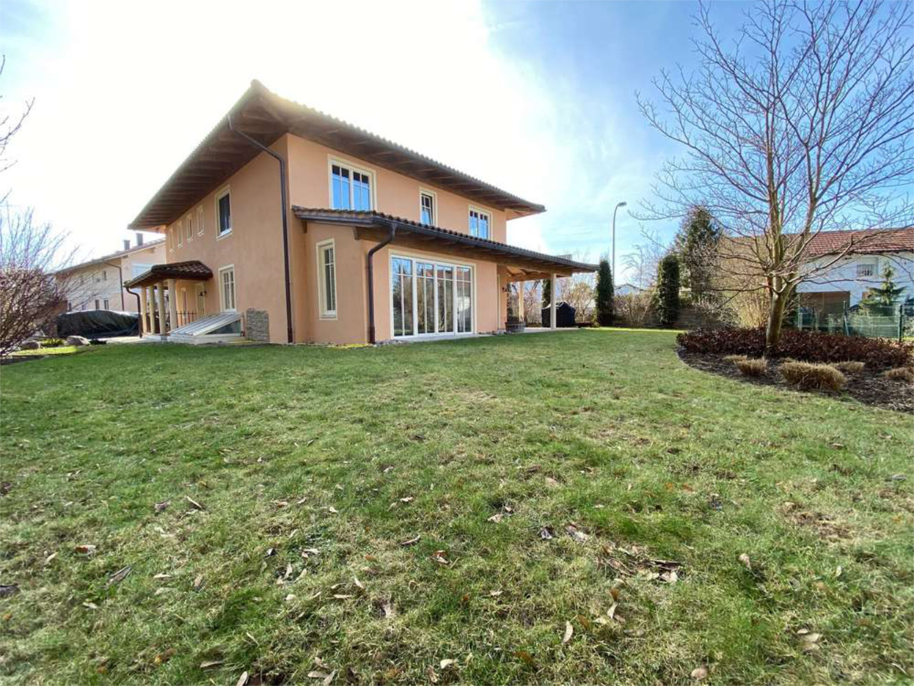Großzügiges Wohnhaus mit Gartenfläche in ruhiger Ortsrandlage, Zeltsperger Immobilien Referenz.