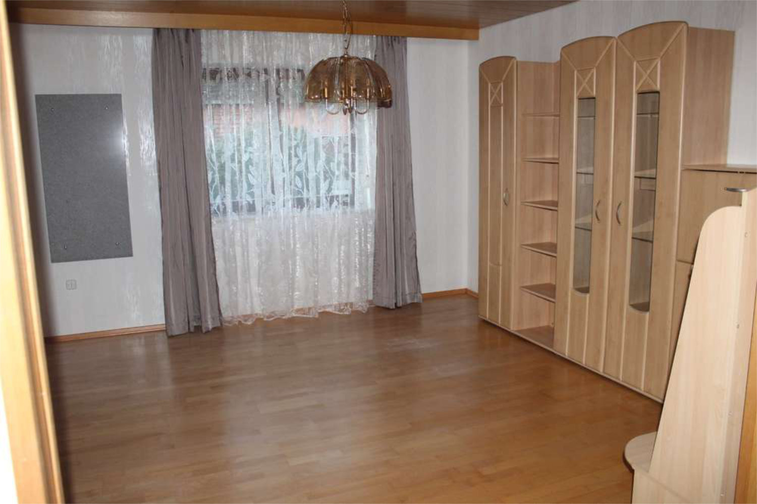 Helles Wohnzimmer mit Parkettboden und Fensterfront, Eigenheim in Hart, Zeltsperger Immobilien.