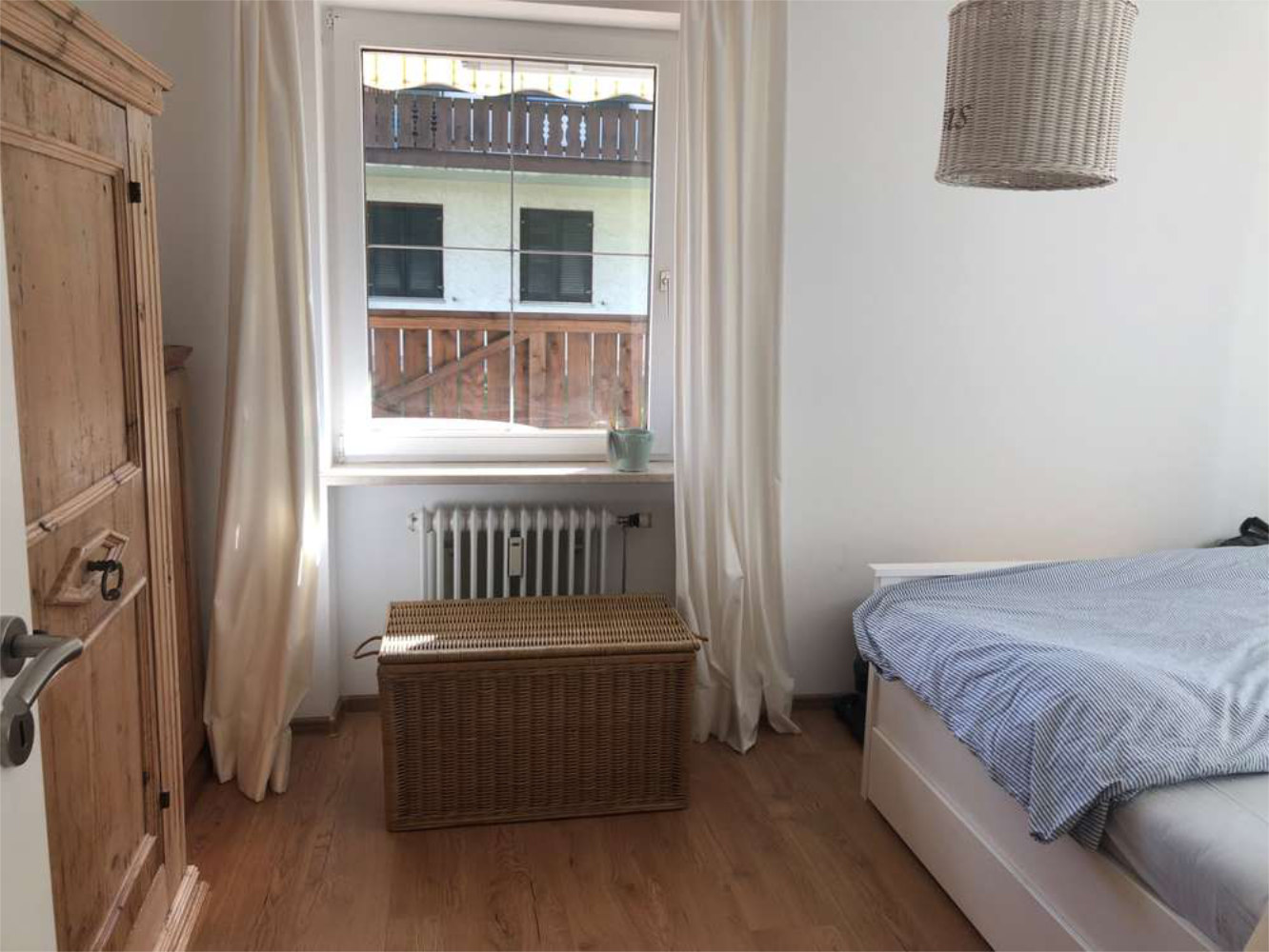 Helles Schlafzimmer mit Fenster und Holzboden, Erdgeschosswohnung in Bad Endorf, Zeltsperger Immobilien.