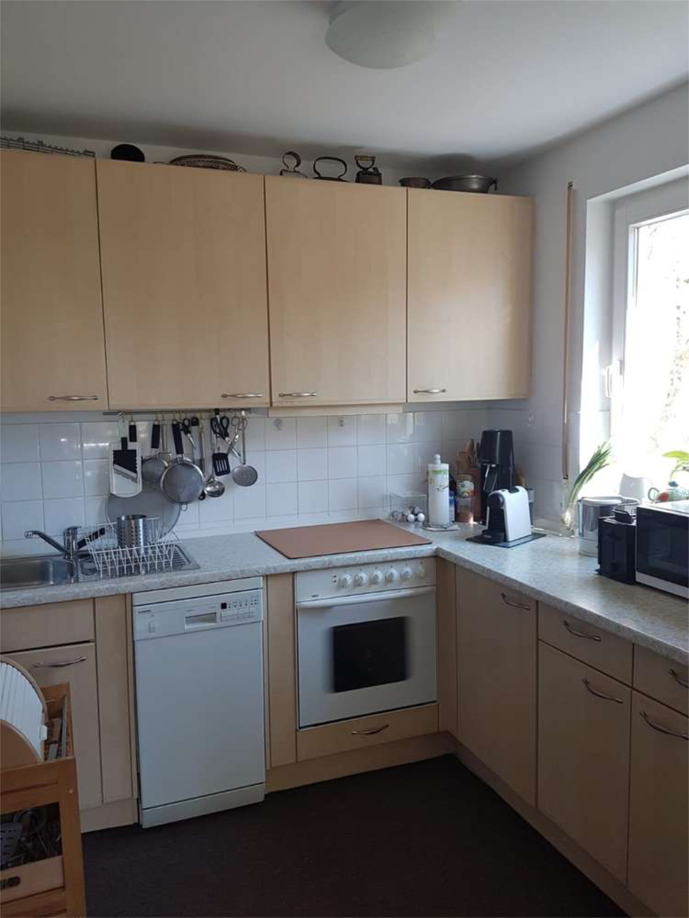 Helle Einbauküche mit Fenster in moderner 2-Zimmerwohnung, Zeltsperger Immobilien.