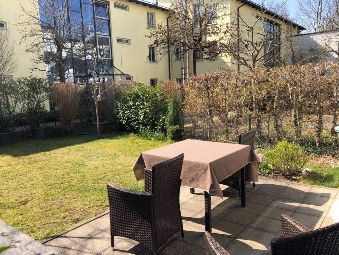 Sonnige Terrasse mit Garten zur Erdgeschosswohnung in Sendling, Zeltsperger Immobilien Referenz.
