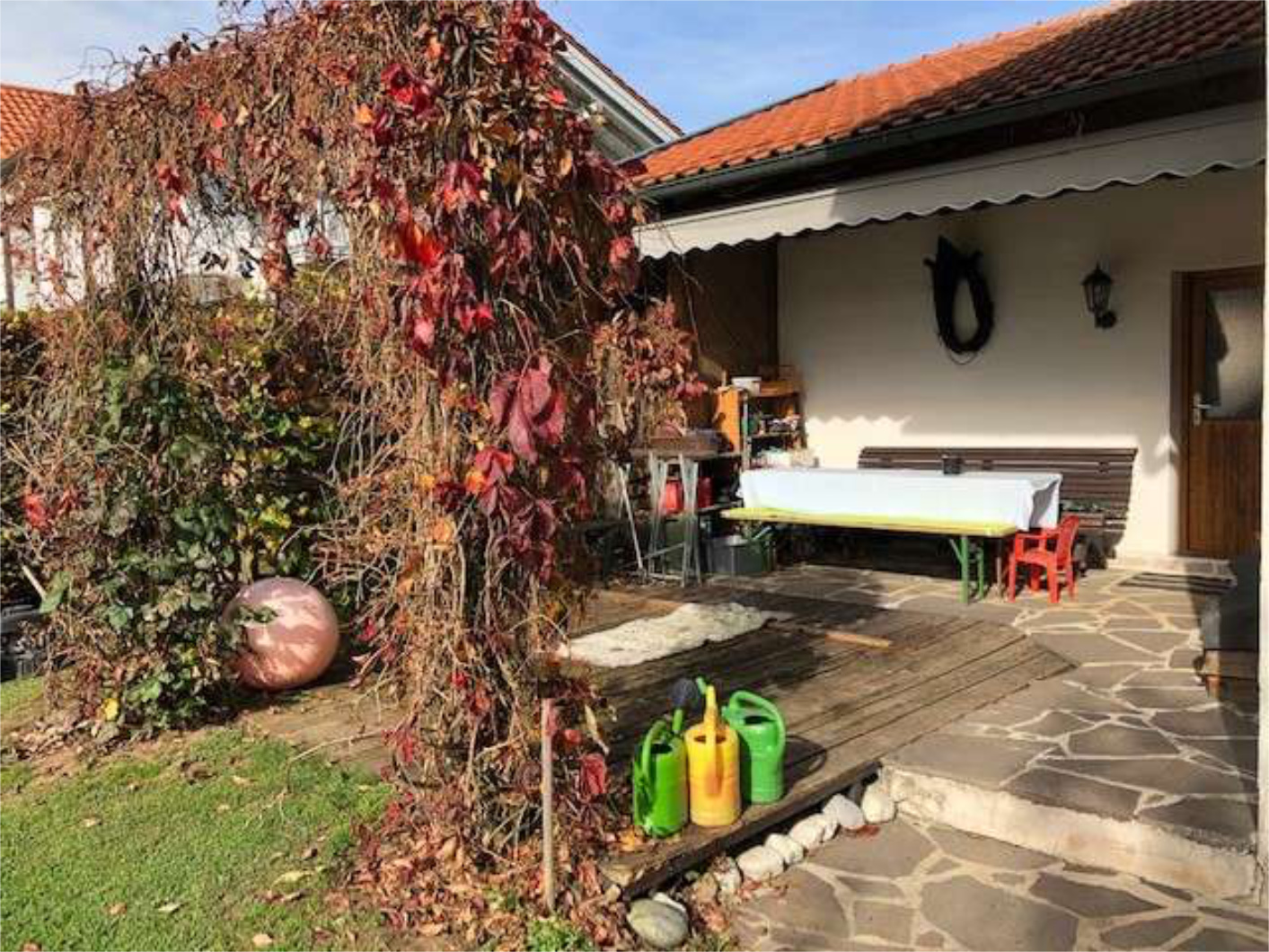 Einfamilienhaus mit überdachter Terrasse und Natursteinboden, Zeltsperger Immobilien Referenz.