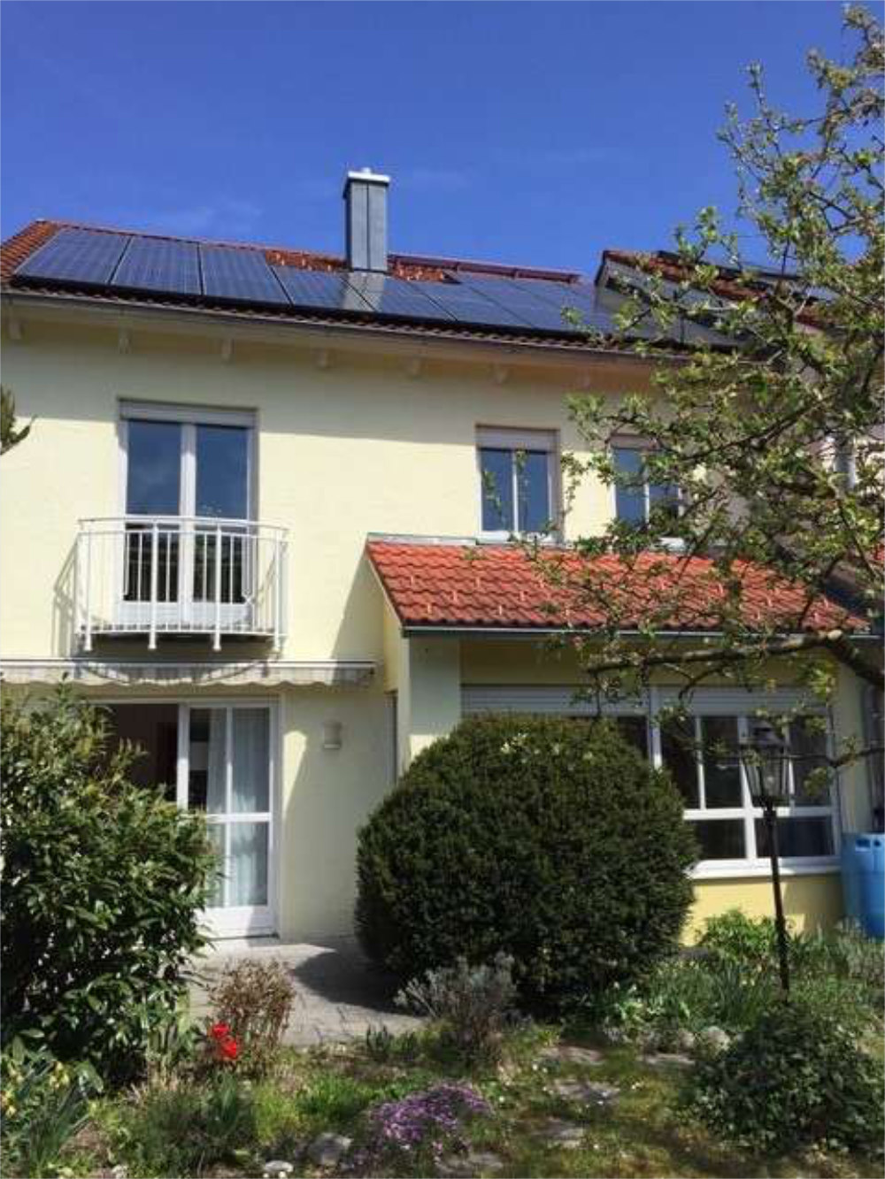 Gepflegtes Mehrfamilienhaus mit Balkon und Vorgarten, Zeltsperger Immobilien Referenzobjekt.