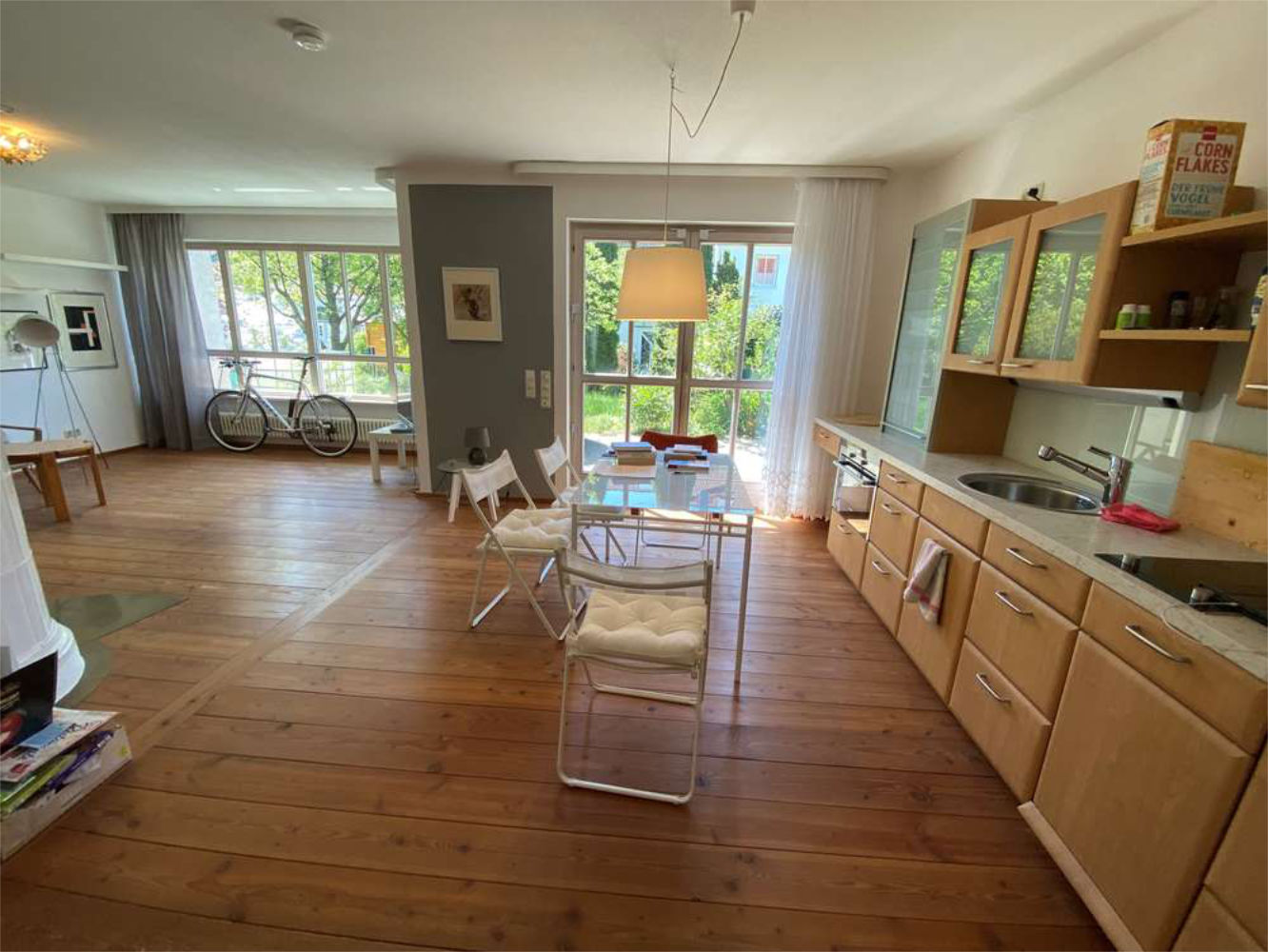 Offener Essbereich mit Einbauküche und Zugang zum Balkon, Immobilie von Zeltsperger.