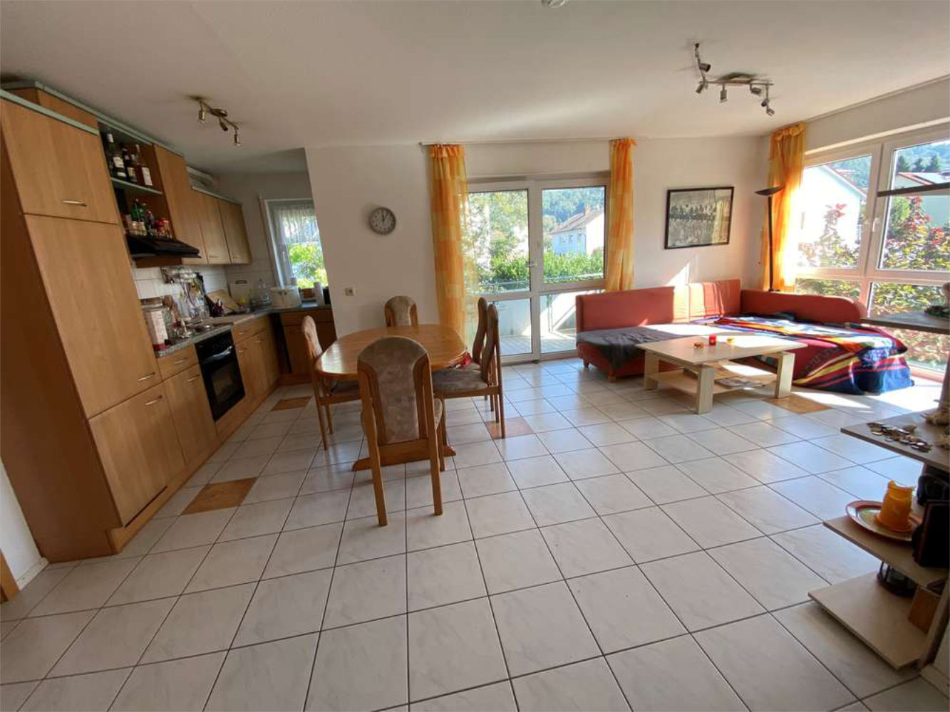 Offenes Wohn- und Esszimmer mit Küche und Zugang zur Terrasse, Zeltsperger Referenzobjekt.