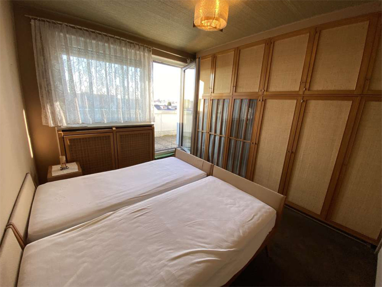 Schlafzimmer mit Doppelbett und Einbauschränken, Immobilie von Zeltsperger.