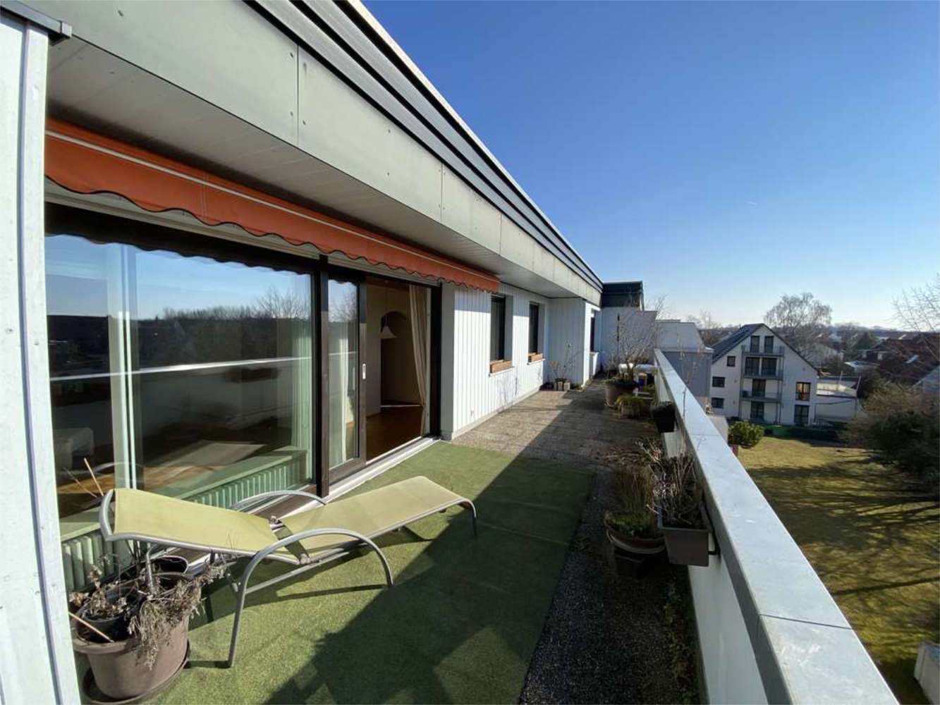 Großzügiger Balkon mit Blick über Wohnsiedlung, Zeltsperger Immobilien Referenz.