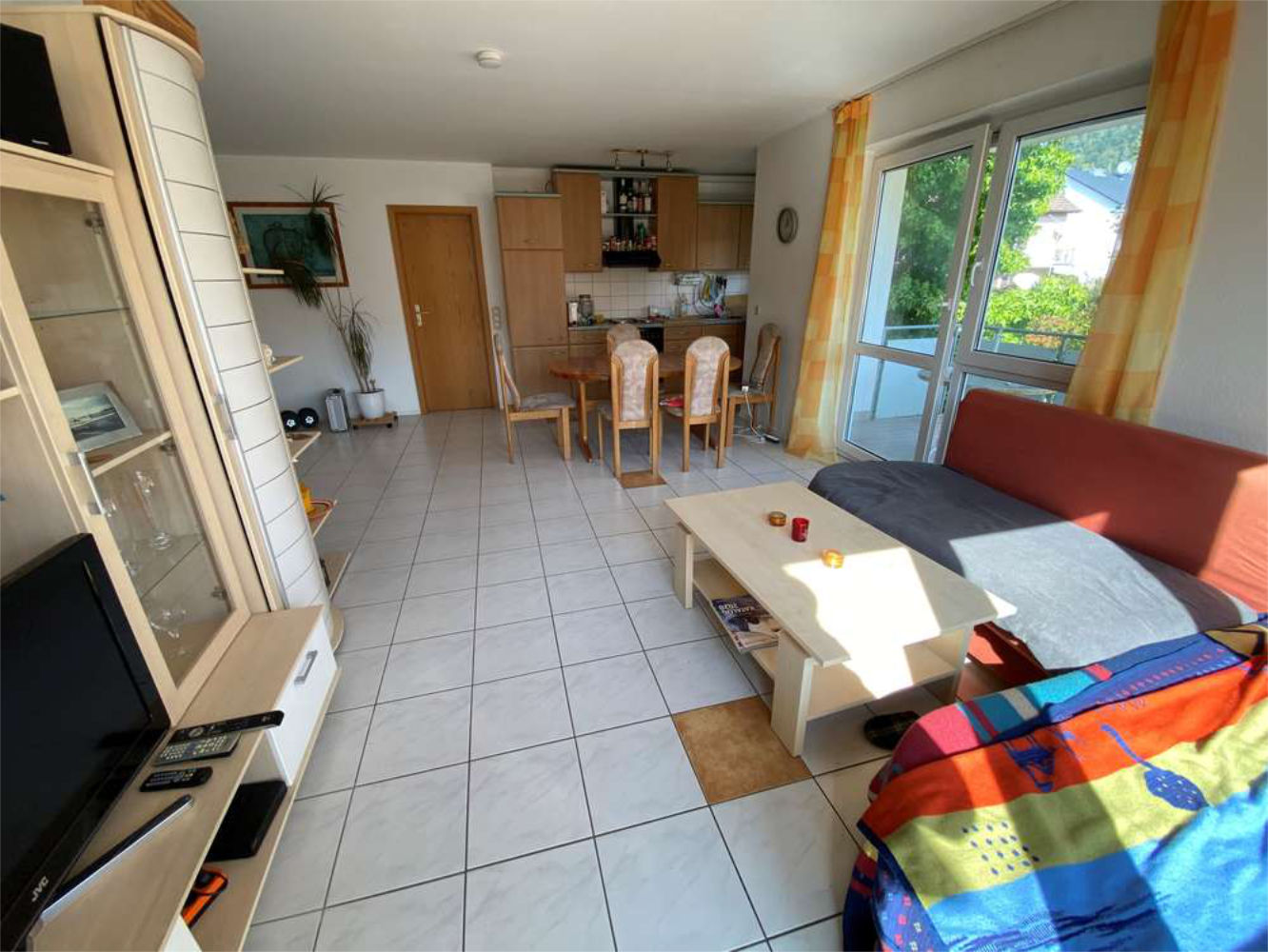 Helles Wohnzimmer mit Essbereich und Zugang zur Terrasse, Zeltsperger Immobilien Referenz.