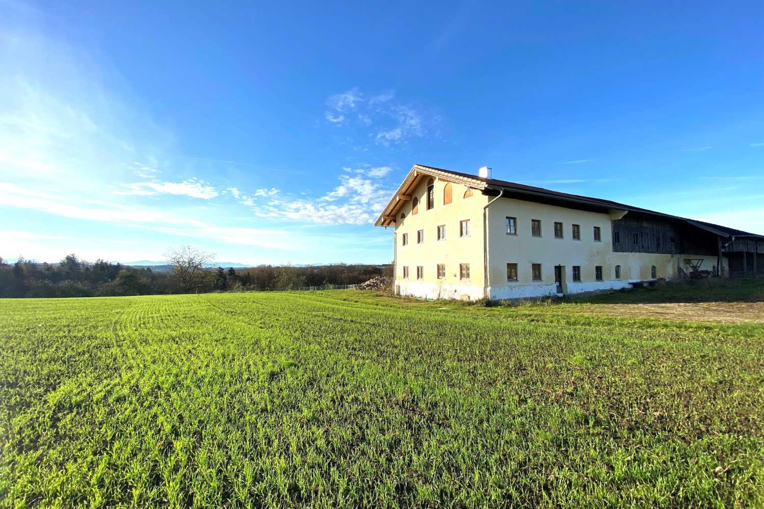Großes Bauernhaus auf freier Wiese im Chiemgau, Referenz Zeltsperger Immobilien.