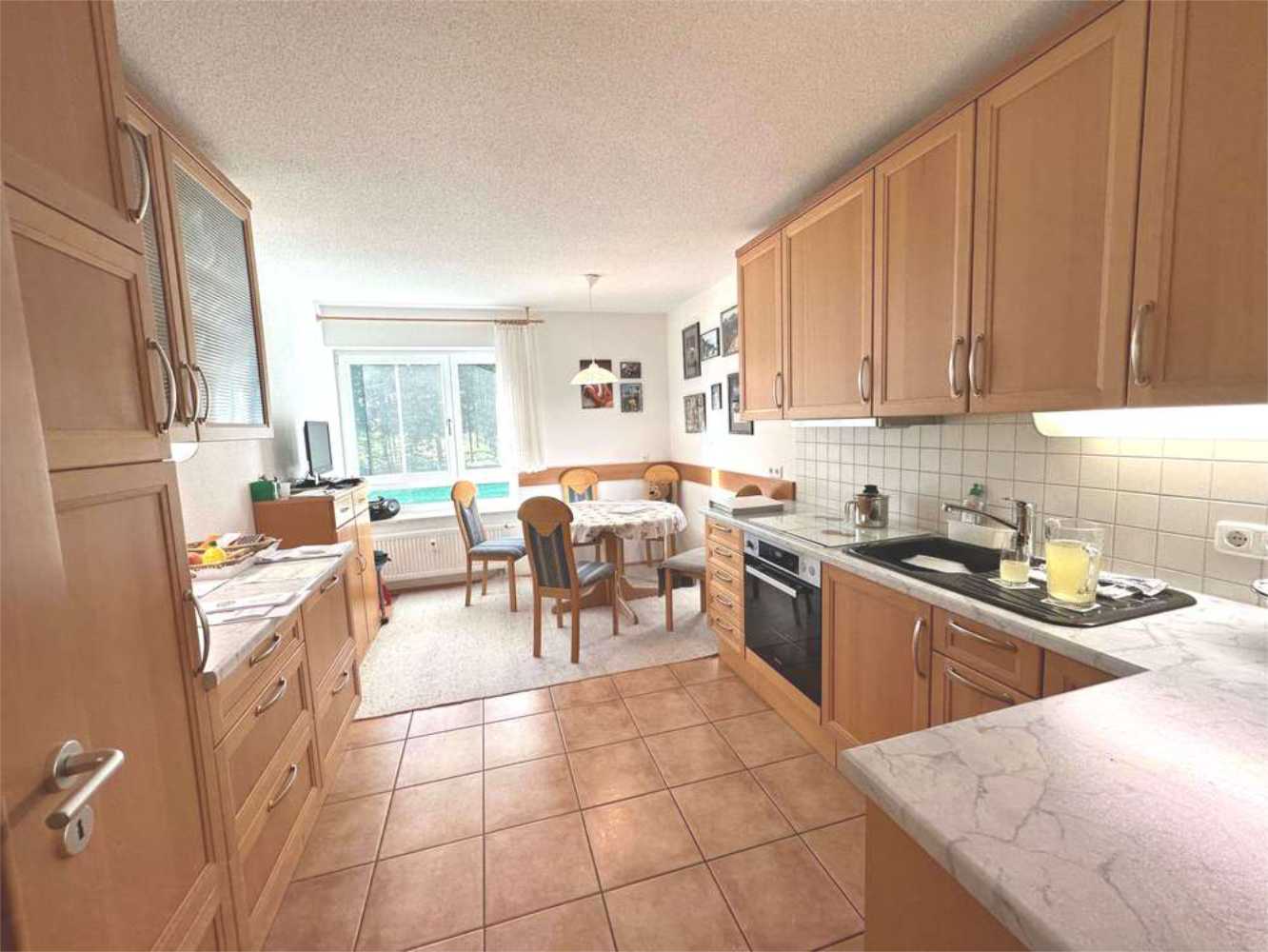 Geräumige Küche mit Holzeinbauten und Fliesenboden, Zeltsperger Immobilien.
