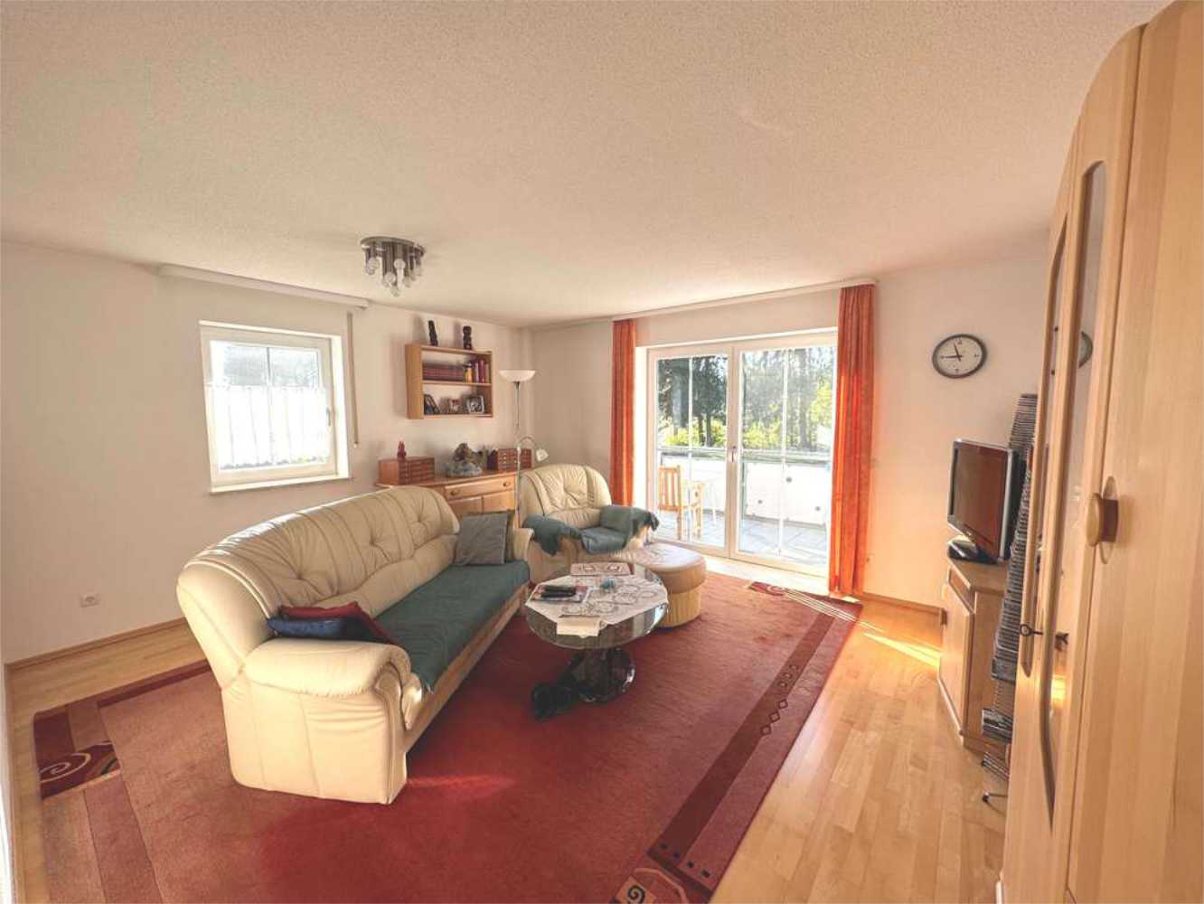 Wohnzimmer mit Sofalandschaft und Zugang zur Terrasse, Zeltsperger Immobilien Referenz.