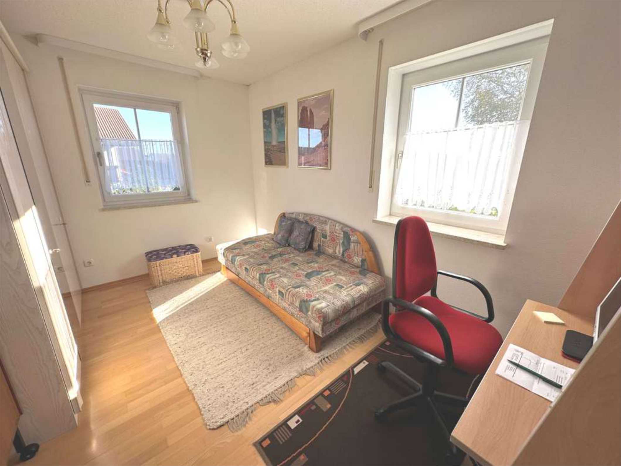 Helles Zimmer mit Sofa und Schreibtisch, vielseitig nutzbar, Zeltsperger Immobilien Referenz.