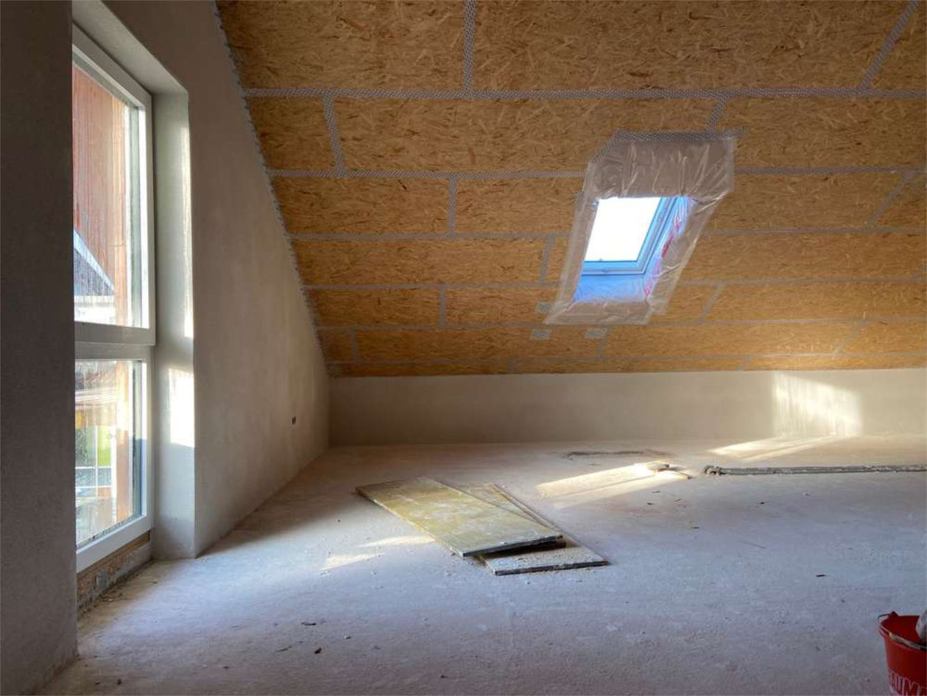 Ausgebautes Dachgeschoss im Neubau mit Dachfenster, Referenz Zeltsperger Immobilien.