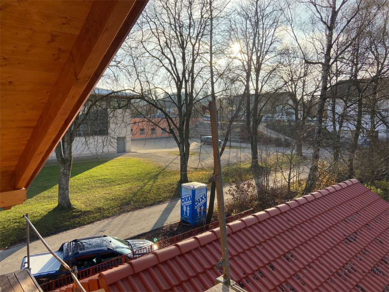 Aussicht vom Balkon über Garten und Nachbarschaft in Wohnsiedlung, Zeltsperger Immobilien.