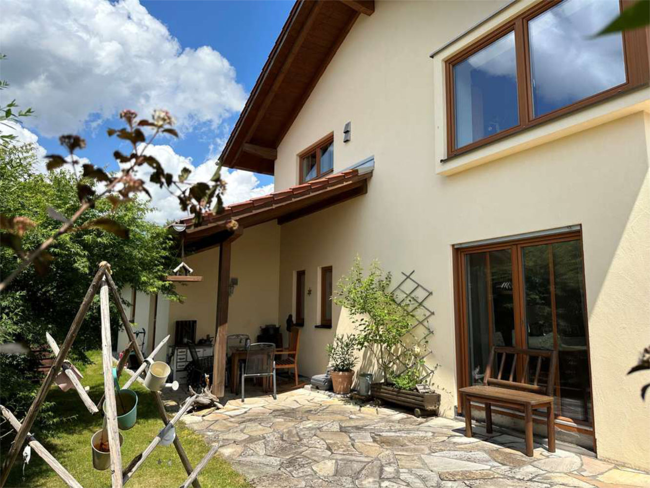 Modernes Einfamilienhaus mit Garten und Stein-Terrasse im Chiemgau, Zeltsperger Immobilien Referenz.