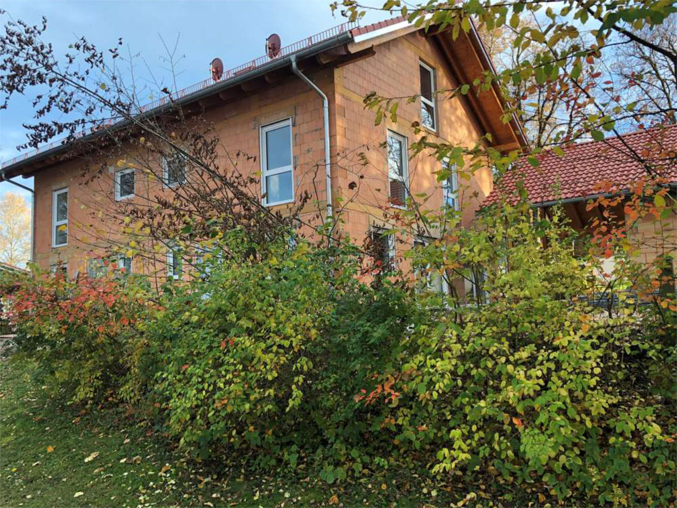 Traditionelles Backsteinhaus mit großem Garten in Oberbayern, Zeltsperger Immobilien.