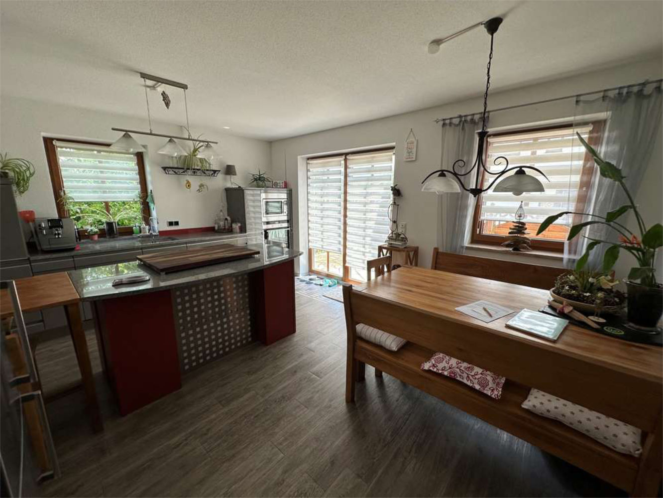 Heller Essbereich mit angrenzender Küche und Holzdetails, Referenz Zeltsperger Immobilien.
