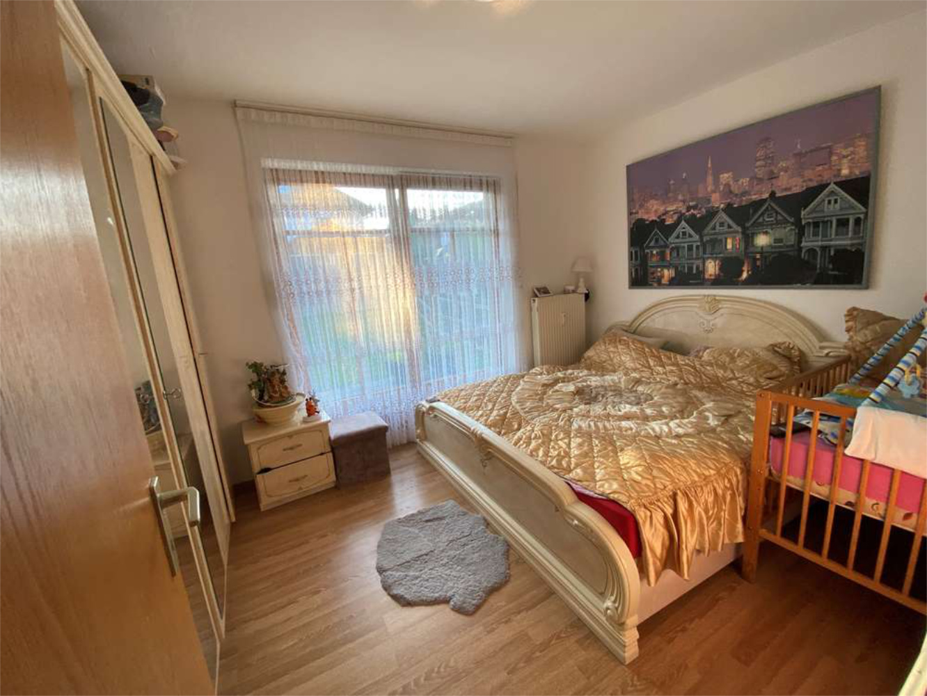 Schlafzimmer mit Doppelbett und Terrassenzugang in Einfamilienhaus, Zeltsperger Immobilien.