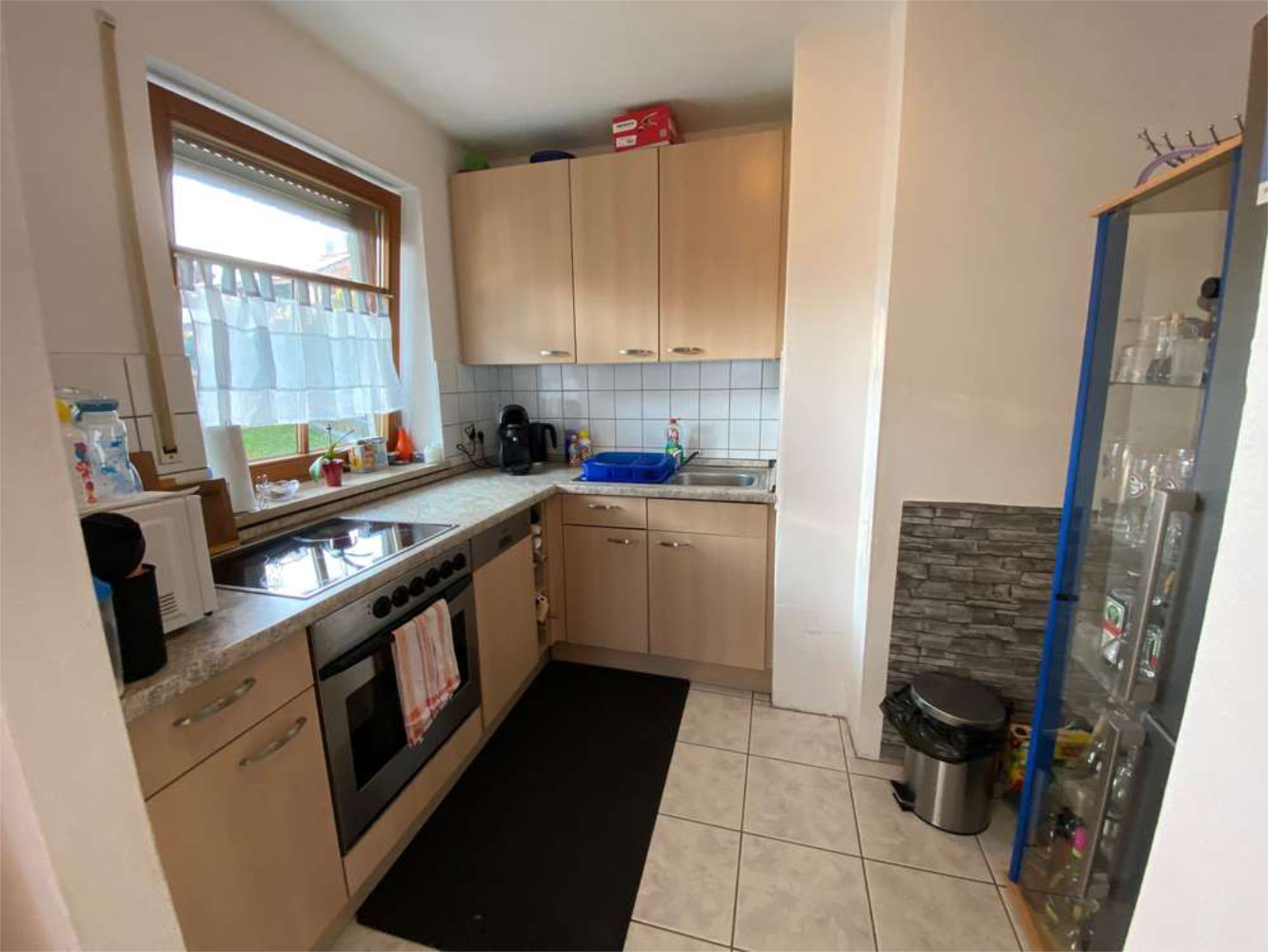 Moderne Einbauküche mit hellen Fronten und Fensterblick, Zeltsperger Immobilien Referenzobjekt.