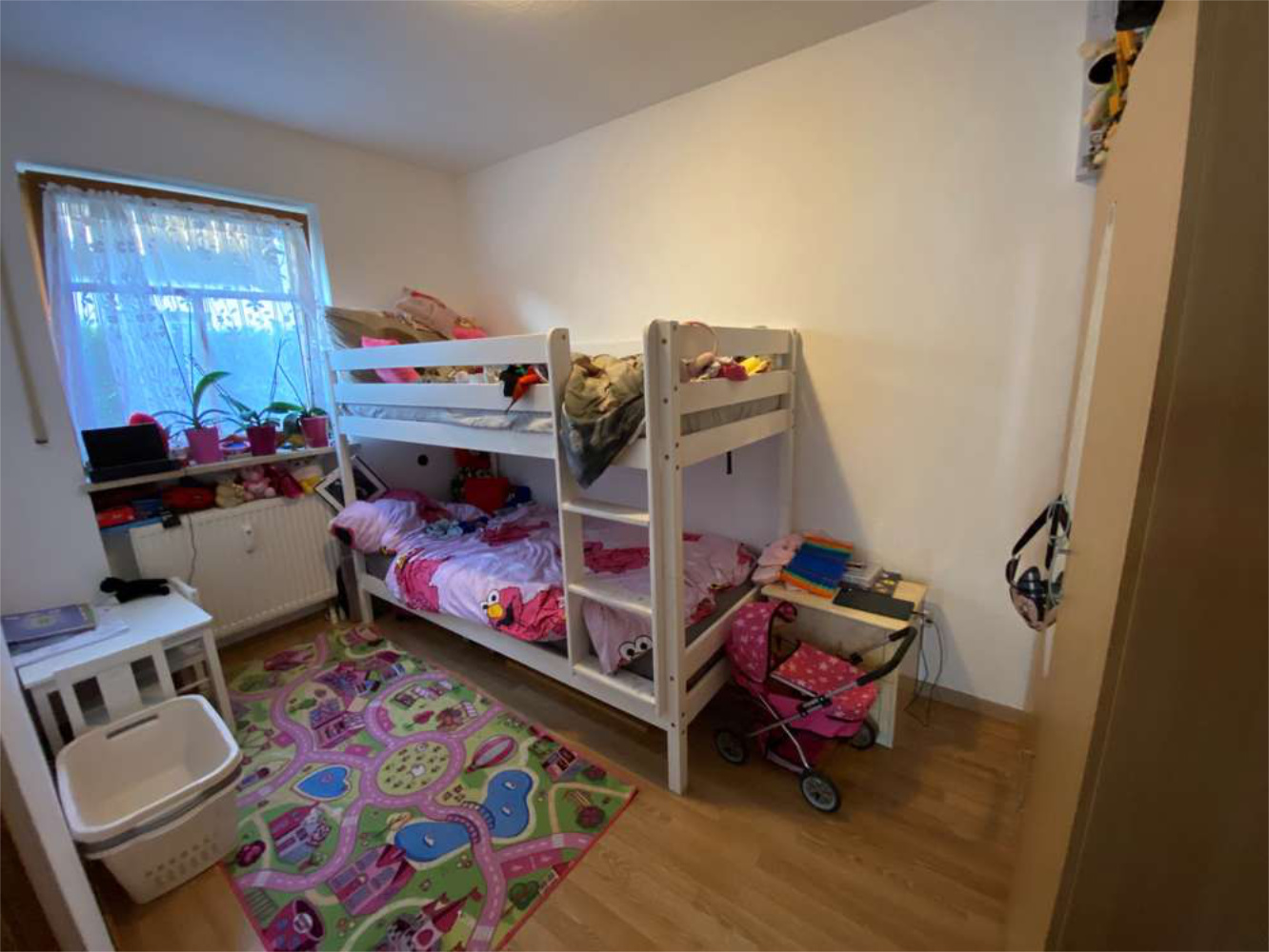 Kinderzimmer mit Hochbett und Spielbereich, Familienimmobilie von Zeltsperger.