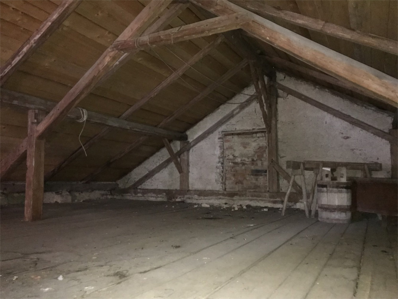 Unausgebauter Dachboden mit Holzbalken in einem Bestandsobjekt, Zeltsperger Immobilien.