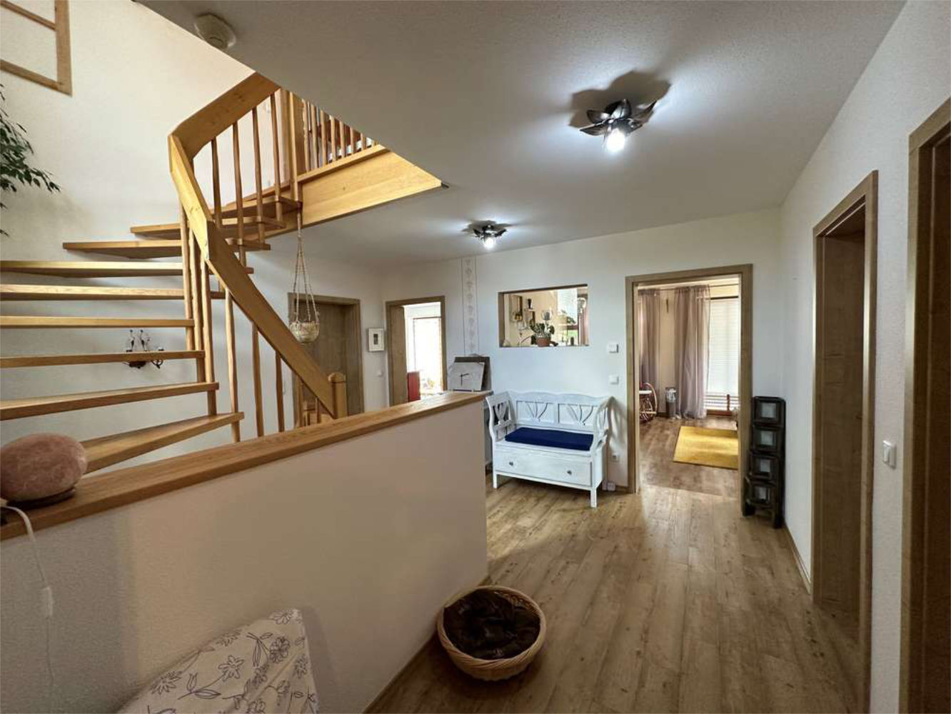 Offenes Treppenhaus mit Holztreppe und Flur in moderner Immobilie, Zeltsperger Immobilien.
