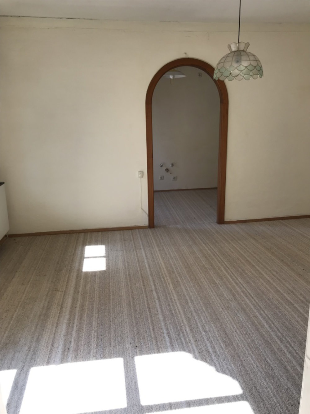 Unmöblierter Raum mit Bogen-Eingang in einer Altbau-Immobilie, Zeltsperger Referenz.