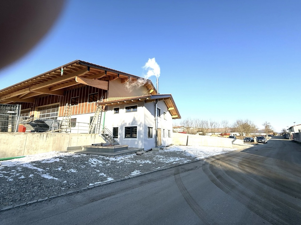 Außenansicht der modernen Gewerbehalle mit breiter Zufahrt – Produktionshalle mit Lager in Obing