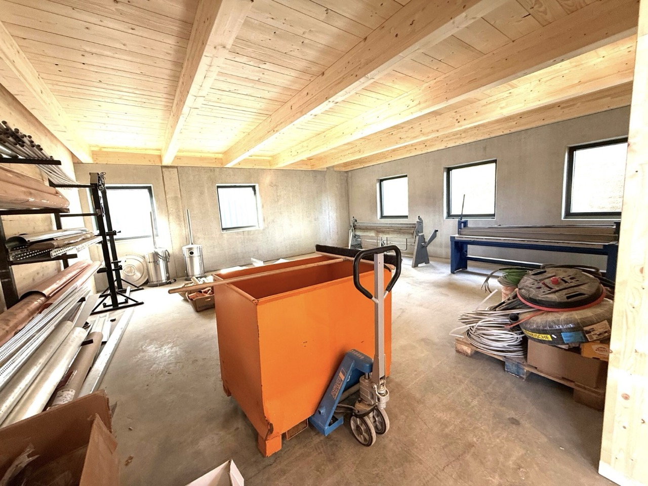 Werkstattbereich mit Maschinen und Holzdecke – beheizte Produktions- und Lagerhalle in Obing