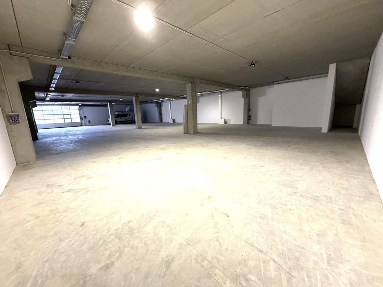 Großzügige beheizte Produktionshalle mit Rolltor und Betonboden – Gewerbefläche in Obing zu pachten