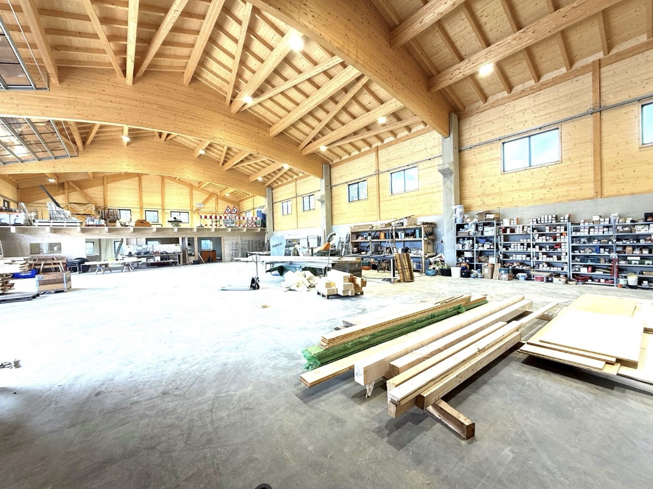 Innenansicht der Haupthalle mit Holzdachkonstruktion – vielseitig nutzbare Lager- oder Werkstattfläche