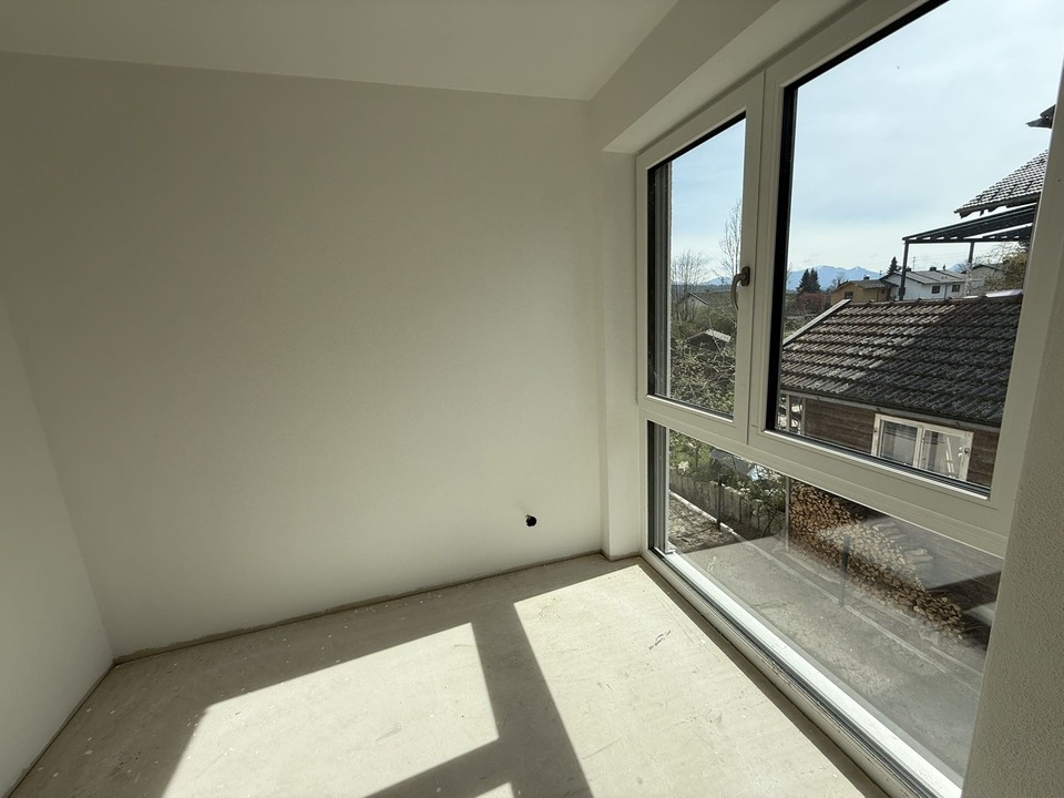 Helles Zimmer mit Balkonzugang – vielseitige Nutzung als Büro oder Gästezimmer