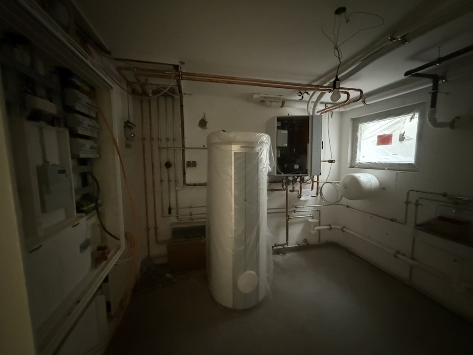 Technikraum mit Heizungsanlage und Wärmepumpe – energieeffizienter Neubau in Ziegelbauweise