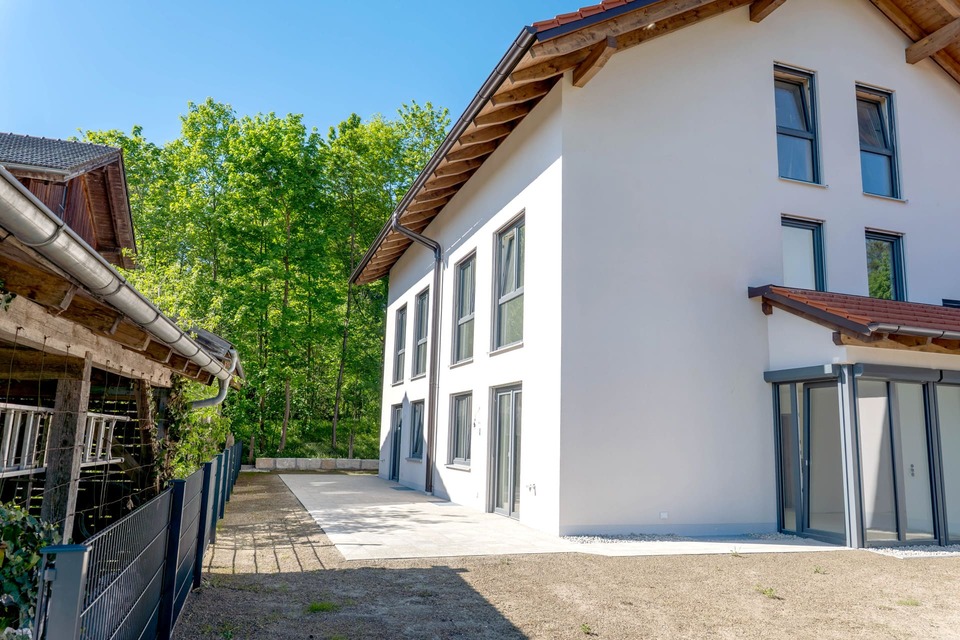 Moderne Doppelhaushälfte mit Garten und Südterrasse – Neubau in Bad Endorf mit Bergblick