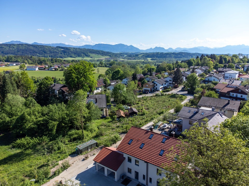 Luftaufnahme von Bad Endorf mit Bergpanorama – Lage der Doppelhaushälfte im Südhanggebiet