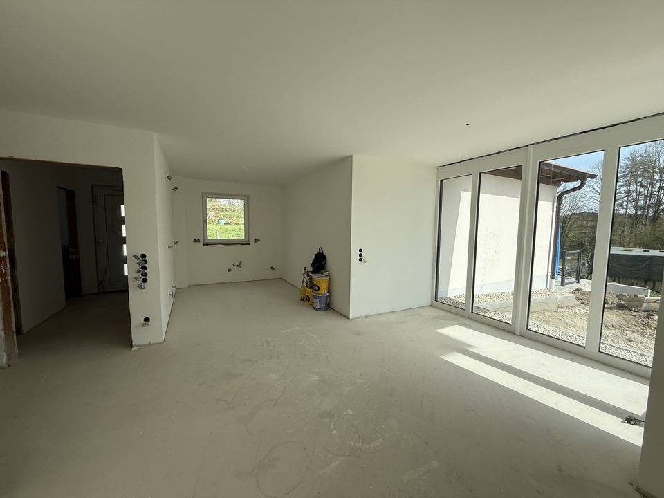 Heller Wohnbereich mit großen Fenstern – Neubau-Doppelhaus mit Wintergarten