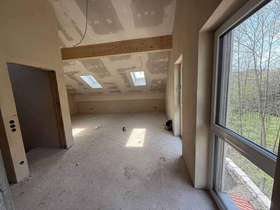 Großes Schlafzimmer mit bodentiefen Fenstern – moderner Neubau in Bad Endorf