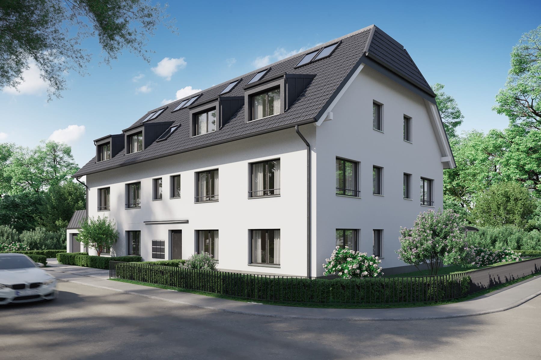 Visualisierung eines modernen Mehrfamilienhauses mit weißer Fassade, Satteldach, großzügigen Balkonen, bodentiefen Fenstern und gepflegter Grünanlage – energieeffiziente Eigentumswohnungen in ruhiger, sonniger Premiumlage.