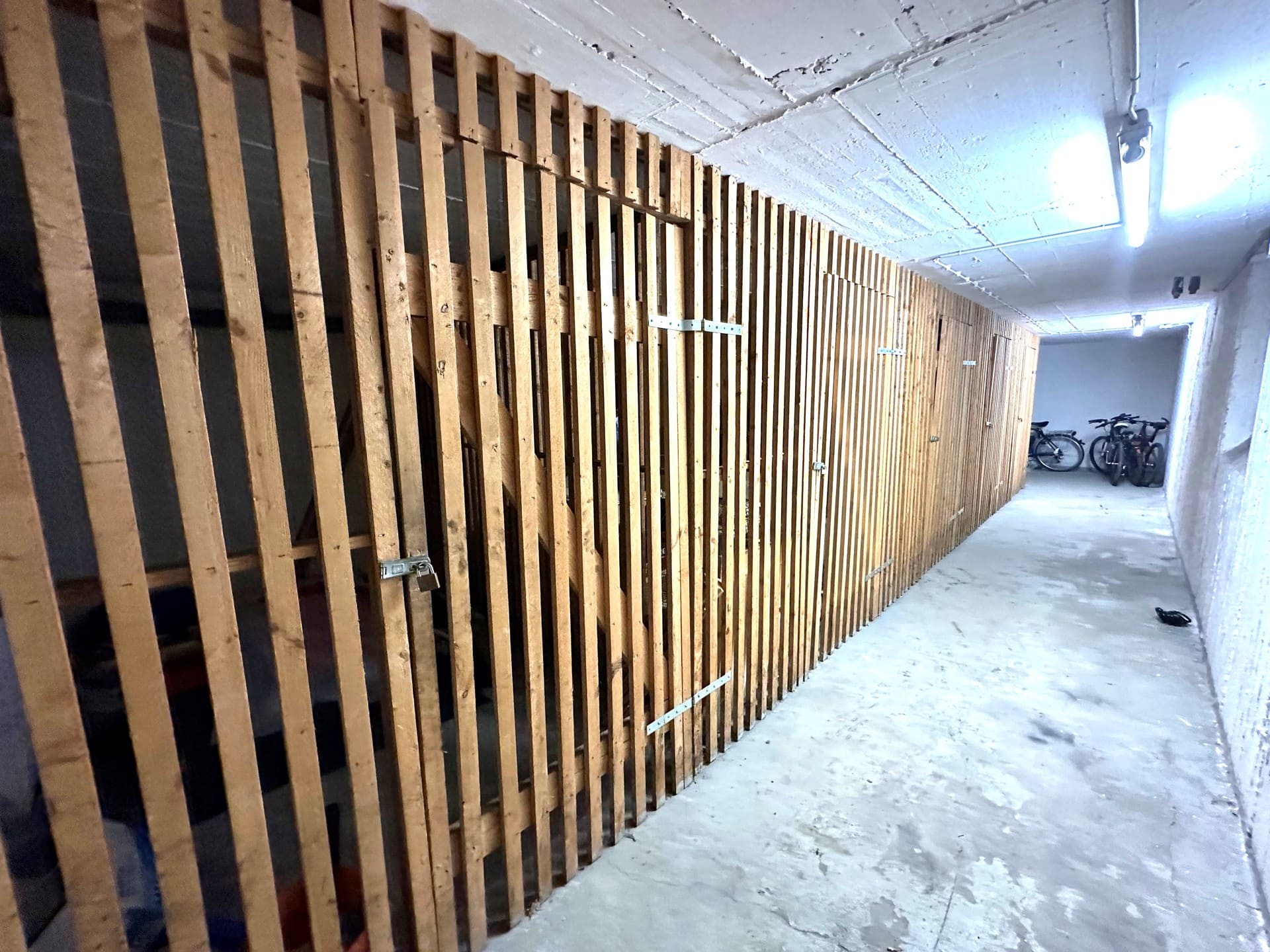 Kellerabteil mit Holzverschlägen – zusätzliche Lagermöglichkeiten in der Eigentumswohnung