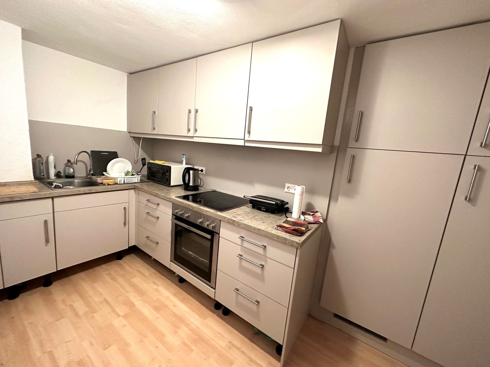 Moderne Einbauküche mit Geräten – großzügige Stadtwohnung mit Essbereich