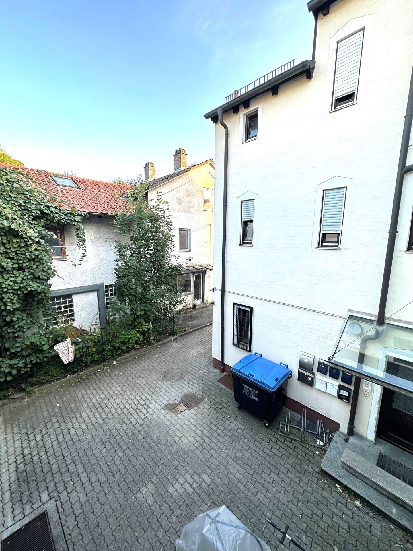 Innenhof eines Mehrfamilienhauses in Rosenheim – ruhige zentrale Wohnlage nahe Innenstadt