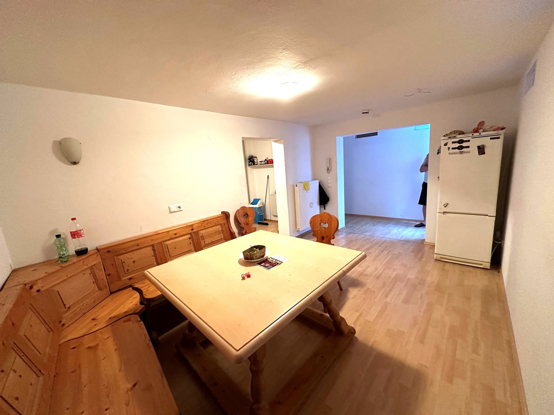 Geräumiger Wohn- und Essbereich – flexible Raumaufteilung in zentraler Rosenheimer Wohnung