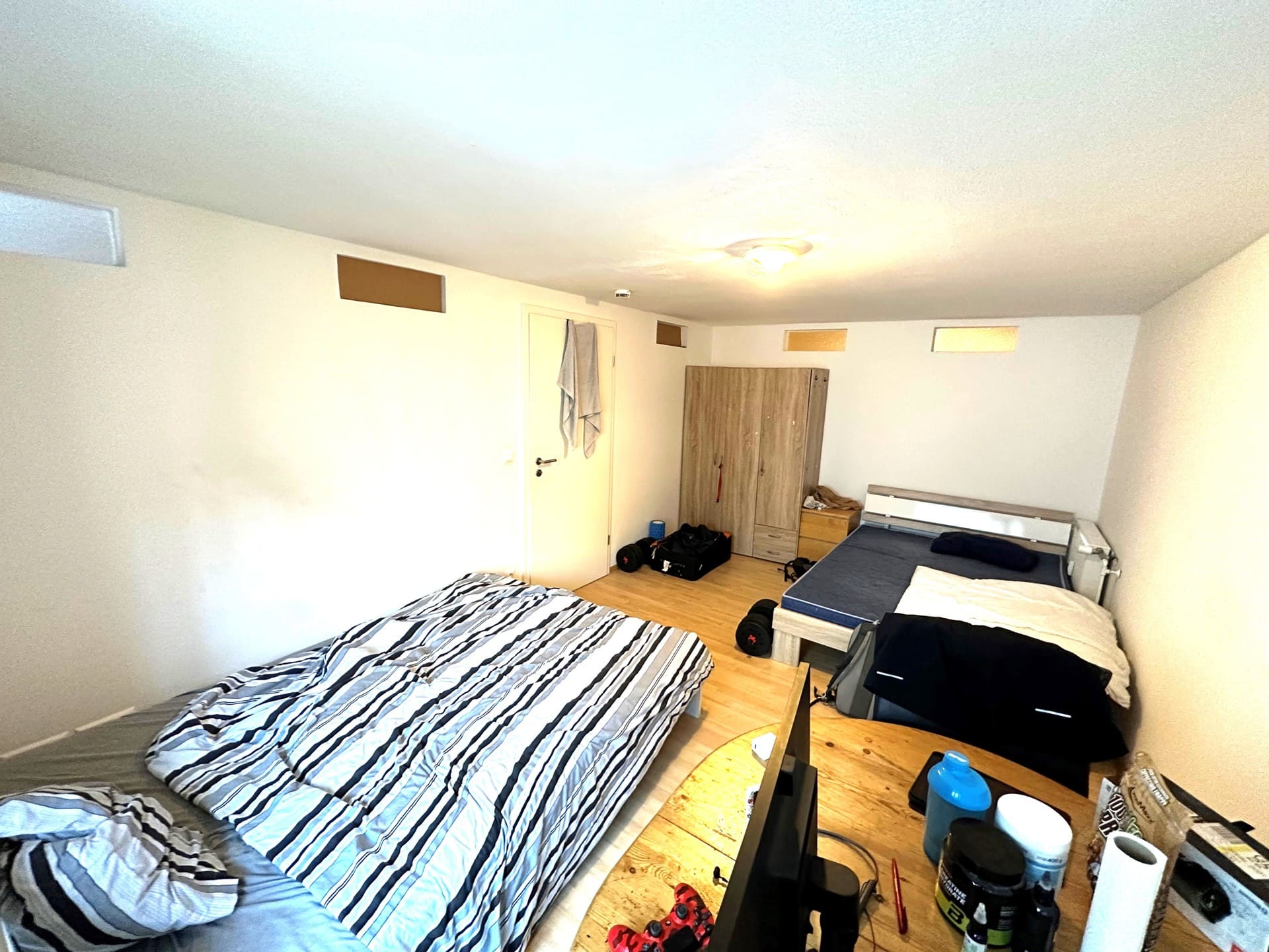 Helles Schlafzimmer mit großem Bett – gemütliches Wohnambiente in gepflegter Altbauwohnung