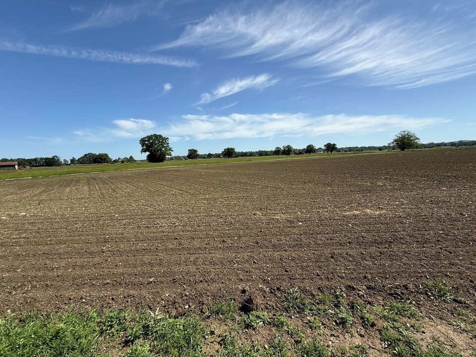 Blick über fruchtbares Ackerland – 5 Hektar Nutzfläche in Übersee am Chiemsee