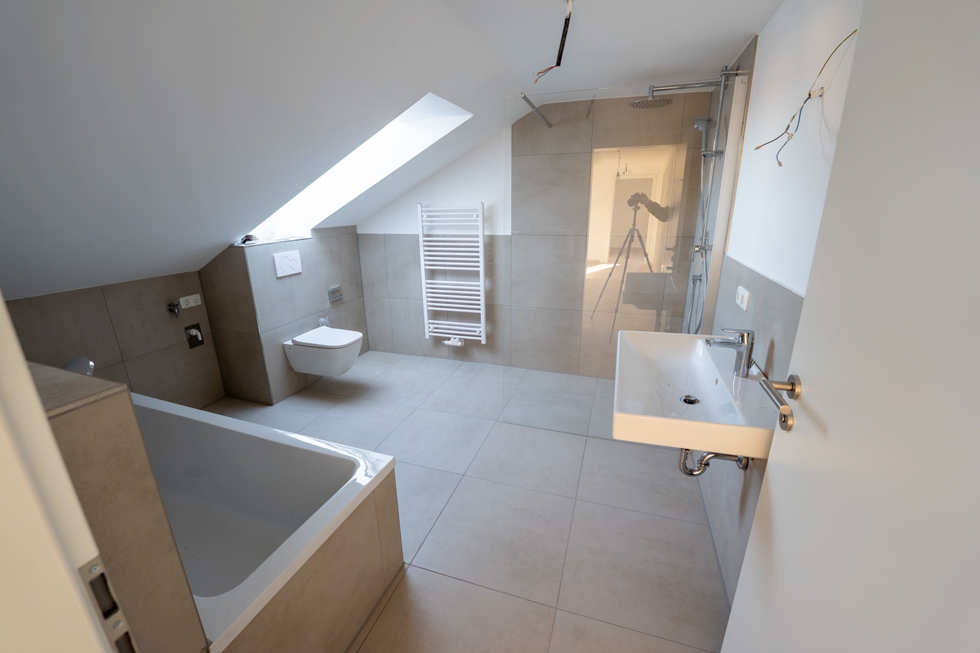 Großes Badezimmer mit Badewanne und Dusche – moderne Ausstattung der Erdgeschosswohnung