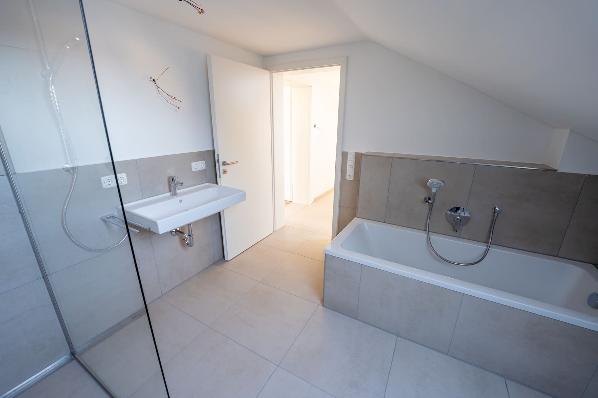 Modernes Badezimmer mit Dusche und Badewanne – neuwertiges Apartment im Dachgeschoss in Tengling am Waginger See
